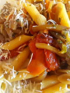 Una foto de Penne rigatti con vegetales al wok. #paraprincipiantes