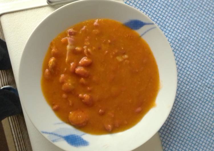 Judías pintas con crema de verduras con pizca de compango