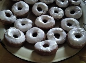 Una foto de Donas glaseadas con chocolate blanco