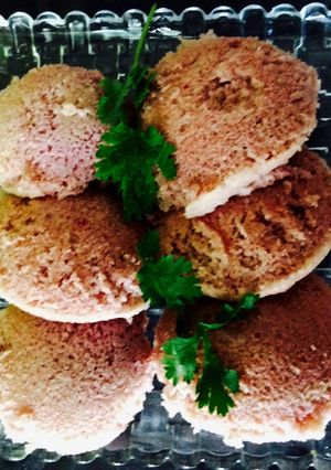 A picture of Beetroot idli.