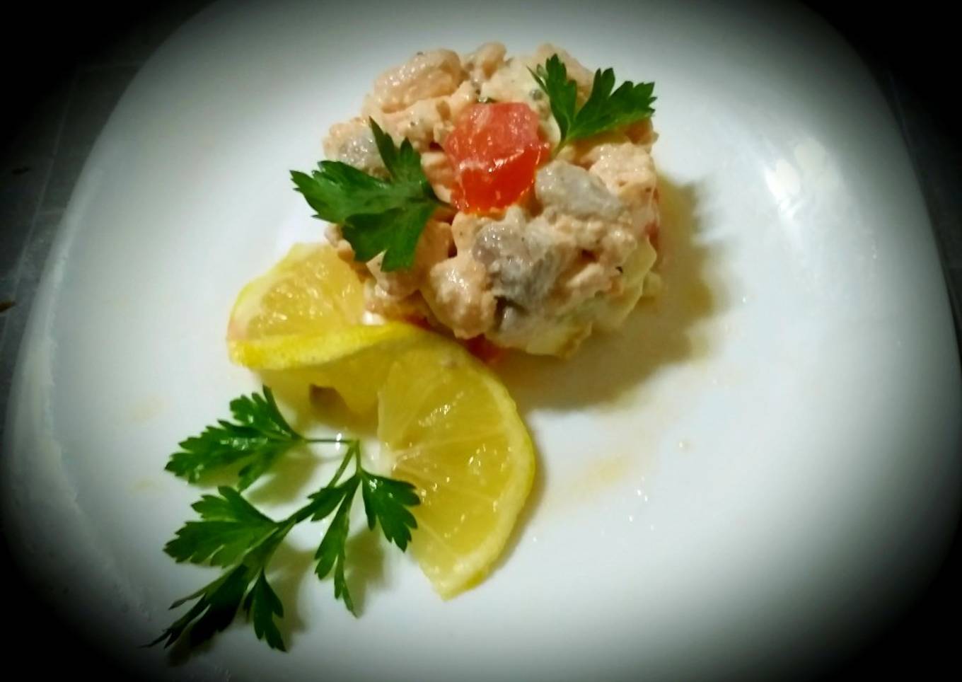 Salmon tartare with diet cheeses, lemon, olive oil
