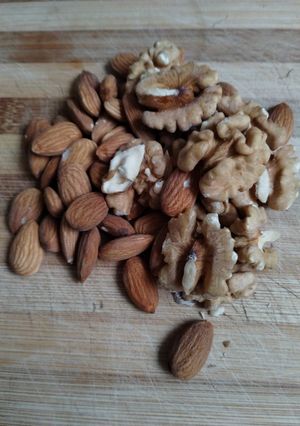 Una foto de Nueces con hierbas