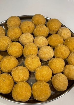 पाकातिल रवा बेसन लाडु (rava besan laddu recipe in marathi) रेसिपी चे मुख्य फोटो 