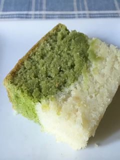 Una foto de Matcha Pound Cake hecho con harina de arroz (sin gluten, sin huevo)