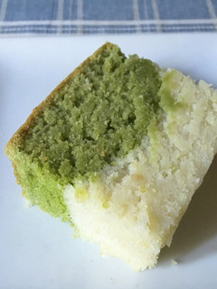 Una foto de Matcha Pound Cake hecho con harina de arroz (sin gluten, sin huevo)