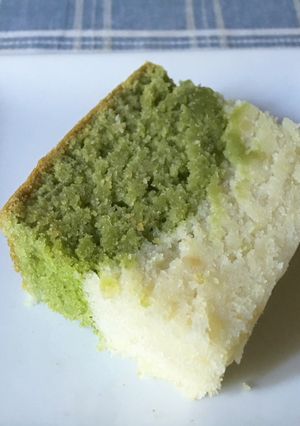 Una foto de Matcha Pound Cake hecho con harina de arroz (sin gluten, sin huevo)