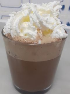 Una foto de Café con leche vienés con un toque de canela