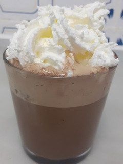 Una foto de Café con leche vienés con un toque de canela