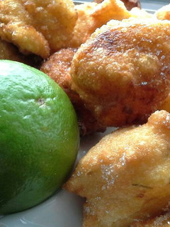 Una foto de Buñuelos de lima-limón