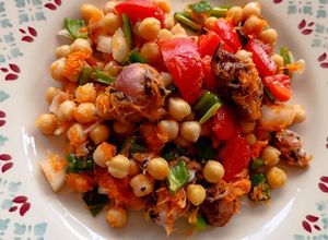 Una foto de Ensalada de garbanzos y pulpitos