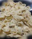 Fideos con queso y aceitunas verdes