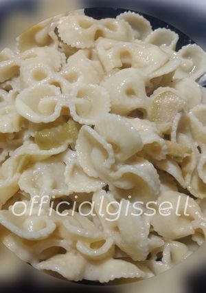 Una foto de Fideos con queso y aceitunas verdes