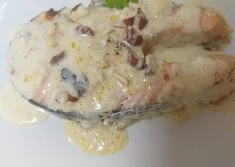 Salmón en salsa de nata y almendras