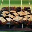 Rollitos de bacon y ciruelas