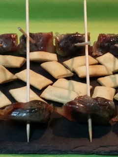 Una foto de Rollitos de bacon y ciruelas