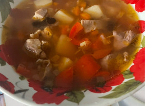 Фото Томатный суп с курицей, фасолью и овощами.