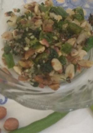 हरी धनिया और मूंगफली का ठेचा(Hari dhaniya aur moonfali recipe in Hindi) रेसिपी मुख्य फोटो