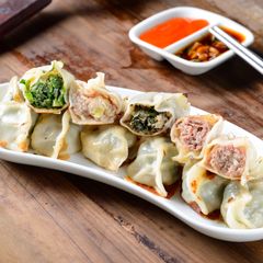 A picture of Fried dumplings.