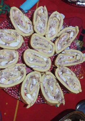 Una foto de Pionono de Navidad 🎄 Especial de : Jamón, pickles, atún y huevo😋