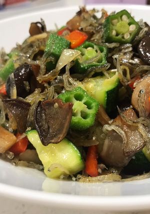 吻仔鱼🐟. 秋葵. 小蘑菇 & 櫛瓜 的食譜成品照片