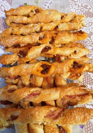 Sajtos-baconos, sajtos-kolbászos csavart recept fotója