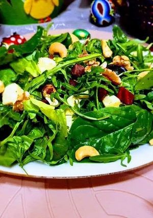 O poză a rețetei Salată de rucola, baby spanac și sfeclă roșie😋.