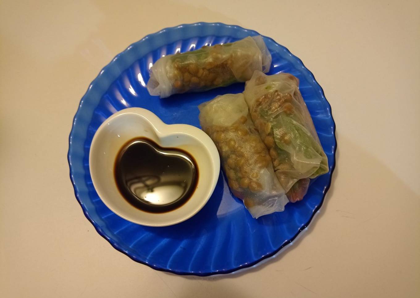 Rollitos de primavera con carne y salsa de soja