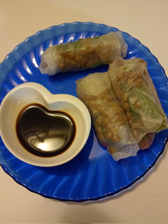 Una foto de Rollitos de primavera con carne y salsa de soja