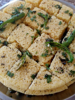 खमन ढोकला (Khaman Dhokla recipe in Hindi) रेसिपी मुख्य फोटो
