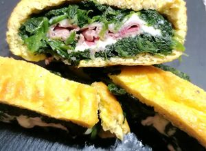 Foto di Rotolo di frittata con spinaci, uova, prosciutto e formaggio
