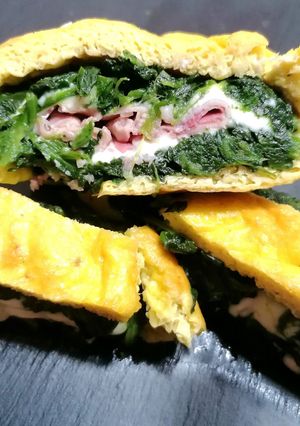 Foto di Rotolo di frittata con spinaci, uova, prosciutto e formaggio
