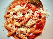 Una foto de penne con salchicha