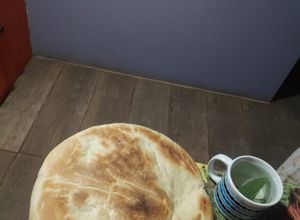 Una foto de Tortilla de pan cocinada en sartén