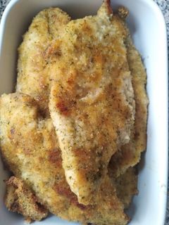 Una foto de Milanesas de pollo al horno con ensalada variada