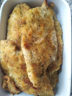 Una foto de Milanesas de pollo al horno con ensalada variada