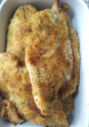 Una foto de Milanesas de pollo al horno con ensalada variada