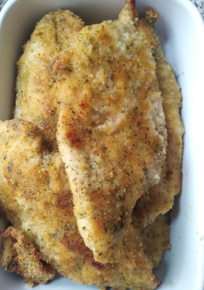 Una foto de Milanesas de pollo al horno con ensalada variada