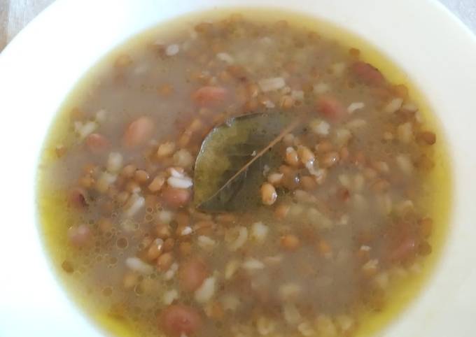 Modo semplice a Fai Fatto in casa super veloce Zuppa di farro, orzo, lenticchie e fagioli borlotti