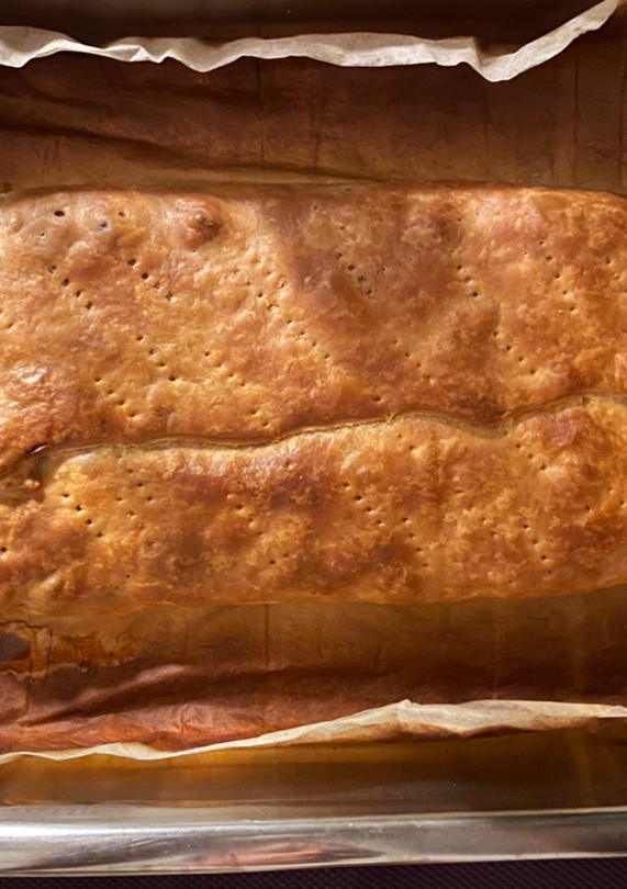 Una foto de Empanada rellena de carne picada y queso