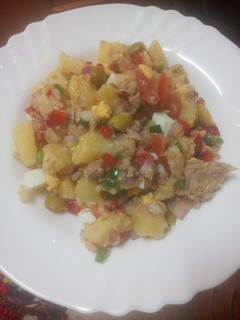 Una foto de Ensalada de papas cocidas con huevo duro y atún