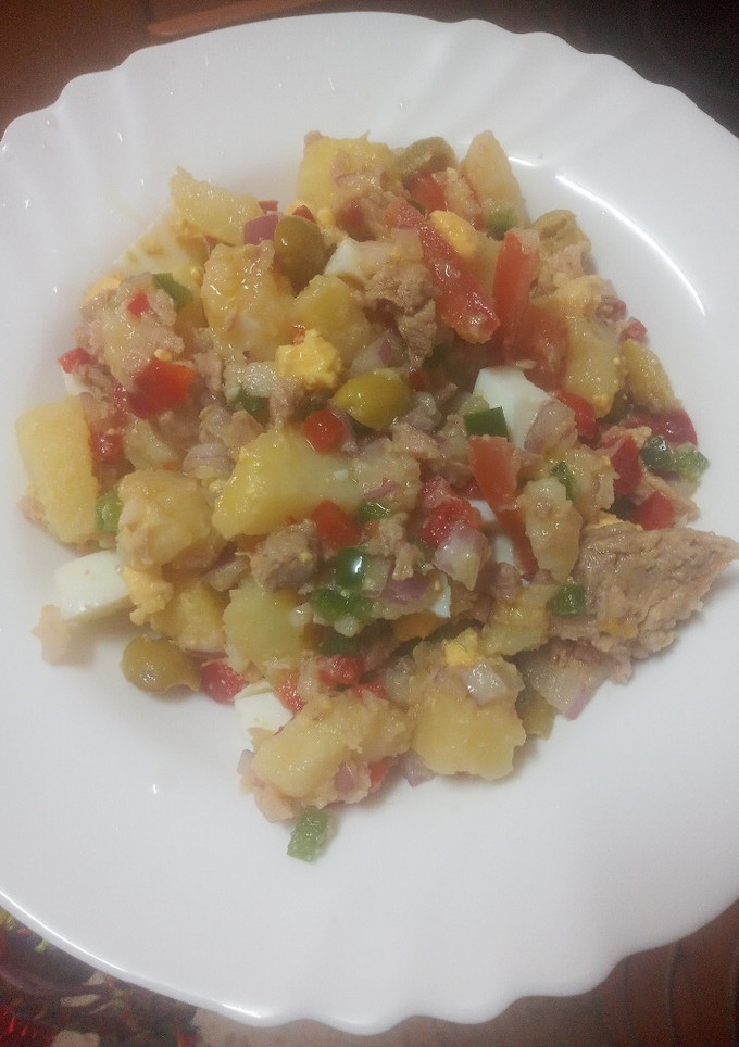 Una foto de Ensalada de papas cocidas con huevo duro y atún