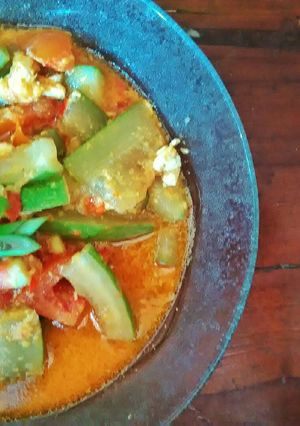 Foto resep Timun Tomat Telur Kuah Pedas