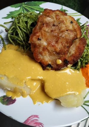 Una foto de Tallarines verdes con milanesa🤤