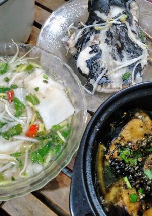 Hình của món Cơm nhà với cá lăng nấu măng chua và cá lăng kho tộ.