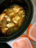Batch cooking en olla de cocción lenta con pollo, patatas, verduras y caldo (base de varios tuppers)