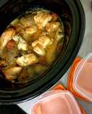 Batch cooking en olla de cocción lenta con pollo, patatas, verduras y caldo (base de varios tuppers)