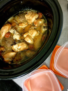 Una foto de Batch cooking en olla de cocción lenta con pollo, patatas, verduras y caldo (base de varios tuppers)