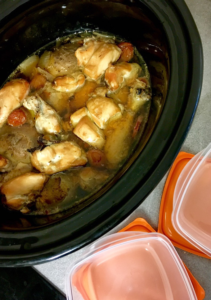 Una foto de Batch cooking en olla de cocción lenta con pollo, patatas, verduras y caldo (base de varios tuppers)