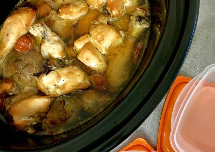 
  Batch cooking en olla de cocción lenta con pollo, patatas, verduras y caldo (base de varios tuppers)
