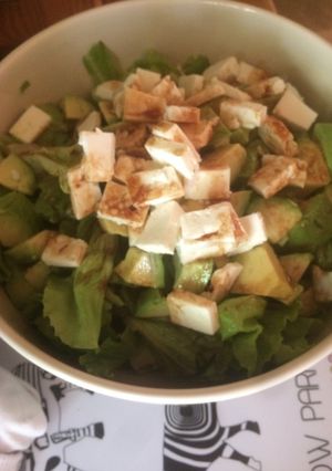 Une photo de Salade accompagnée d’avocats et de feta spéciale Dordogne